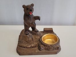Bär, geschnitzt, mit Messingschale