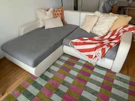 Perfektes Sofa mit Récamiere grau-weiss ausziehbar