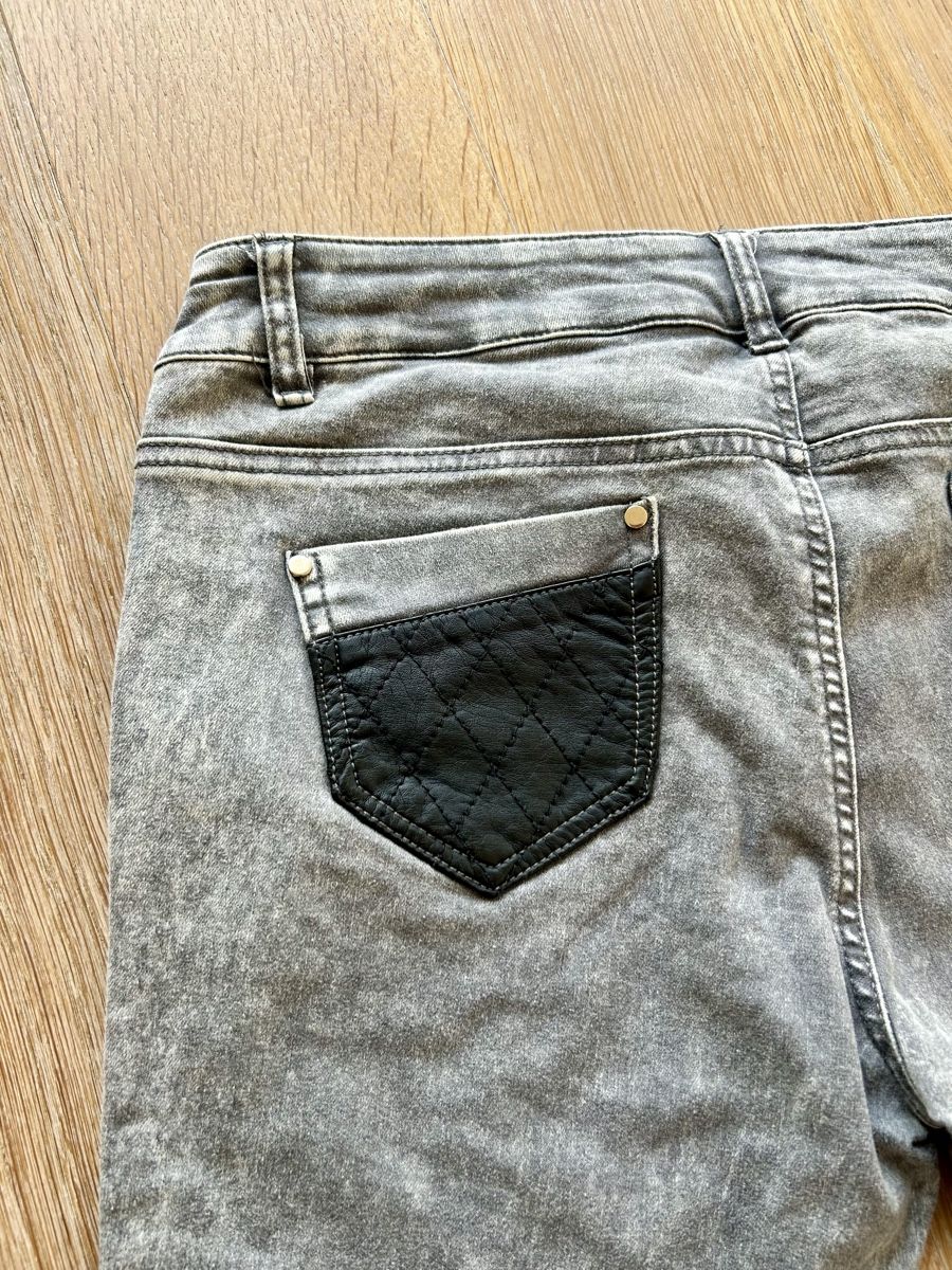 Jeans: Graue Jeans mit Leder-Imitat – Usato da Rorschach venduto da fla_62jm 3