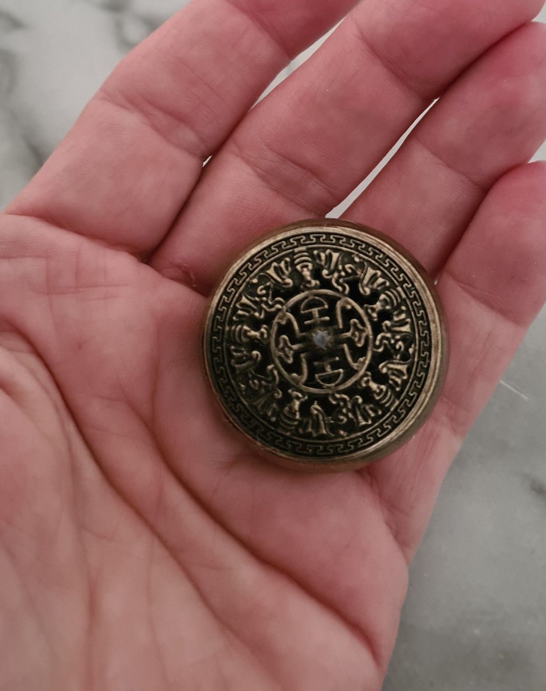 Tutte le decorazioni: Antikes kleines Räuchergefäss Messing, Durchmesser 3.5 cm – Usato da Winterthur venduto da bibummi 3