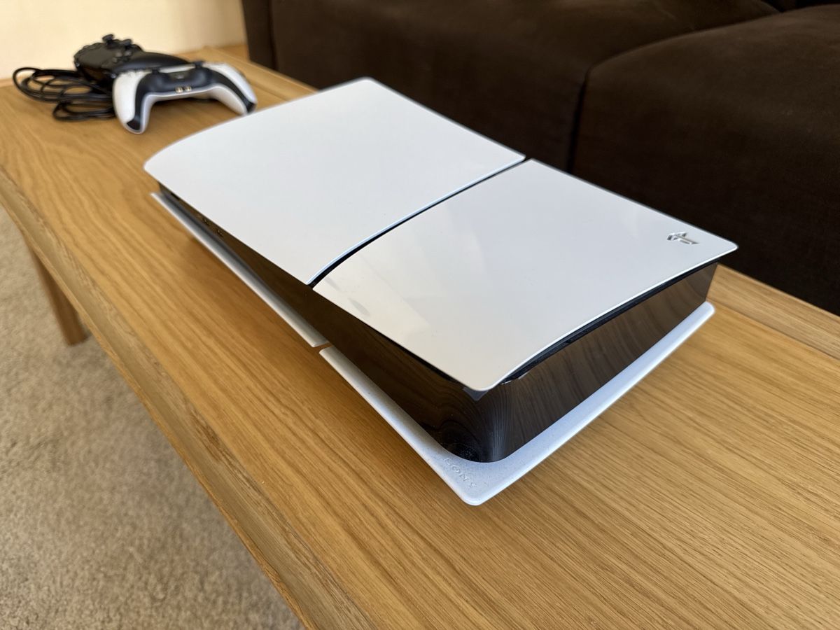 Sony Consoles: Sony PS5 Slim Disc Edition 1TB + 2 DualSense Controllers – Neuf (Voir description) à Zürich par naws23 4
