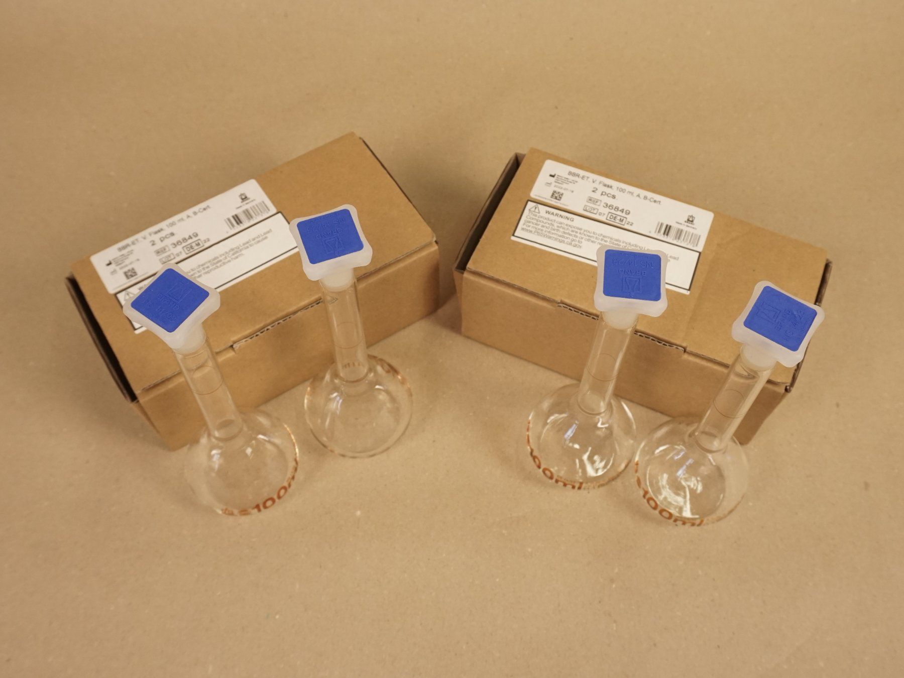 Accessori da laboratorio: Messkolben 100ml 2x2 STK mit Schliff und Deckel – Usato da Pratteln venduto da Restwert_Pratteln 1