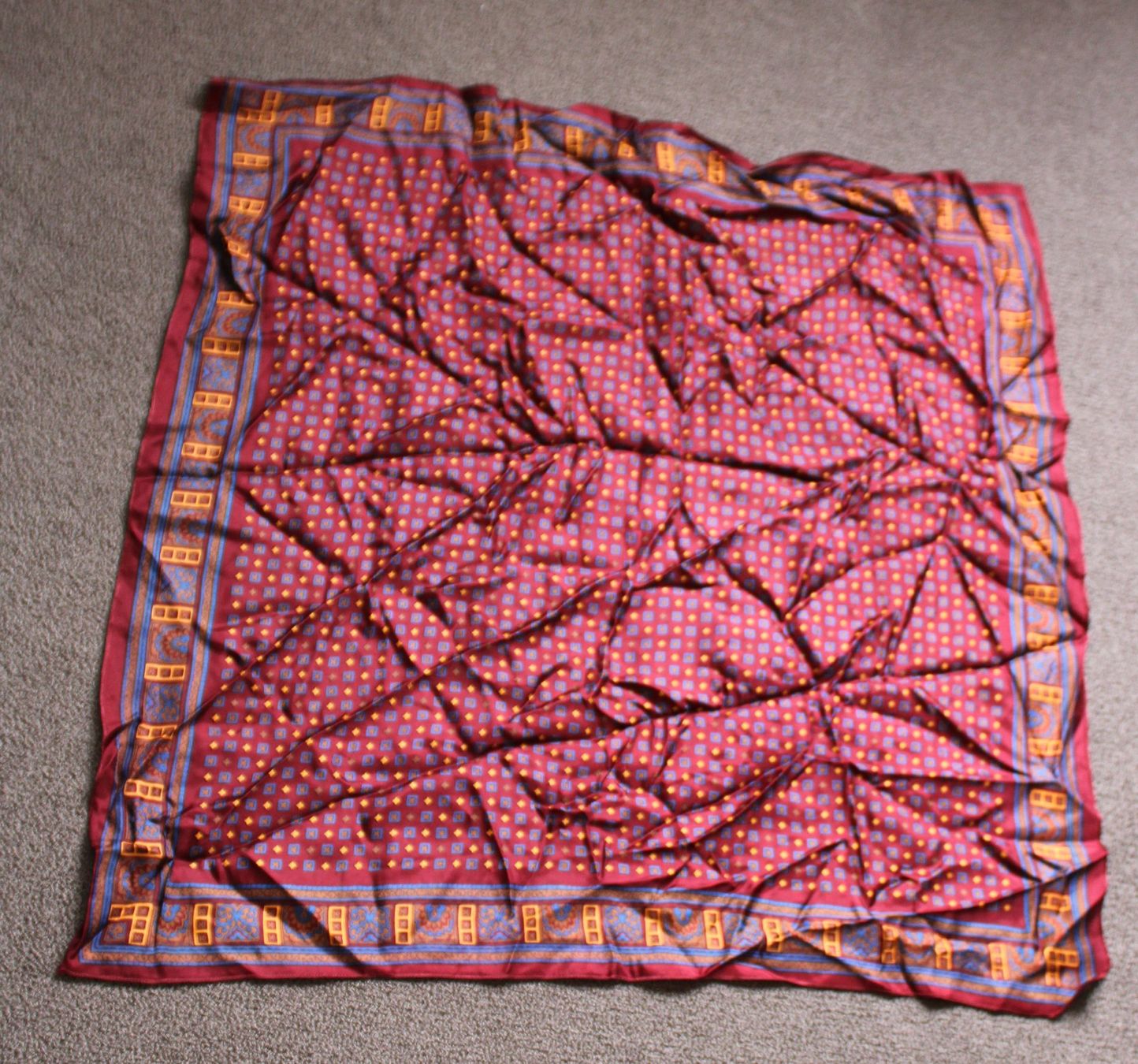 Foulards, Tücher & Schals: Tuch / Foulard – Gebraucht aus Schaan von antikes_und_kurioses