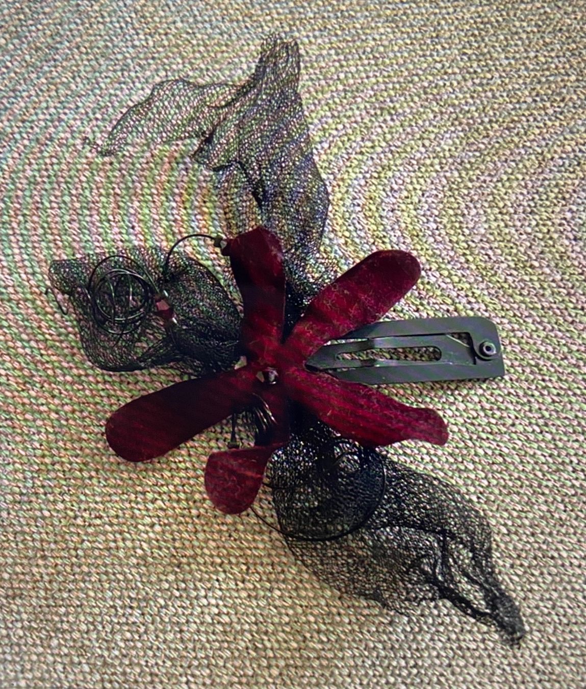 Accessori per capelli: Barrette fleur velours bordeaux - NEUVE – Nuovo (secondo la descrizione) da Genève venduto da kik_8jd6