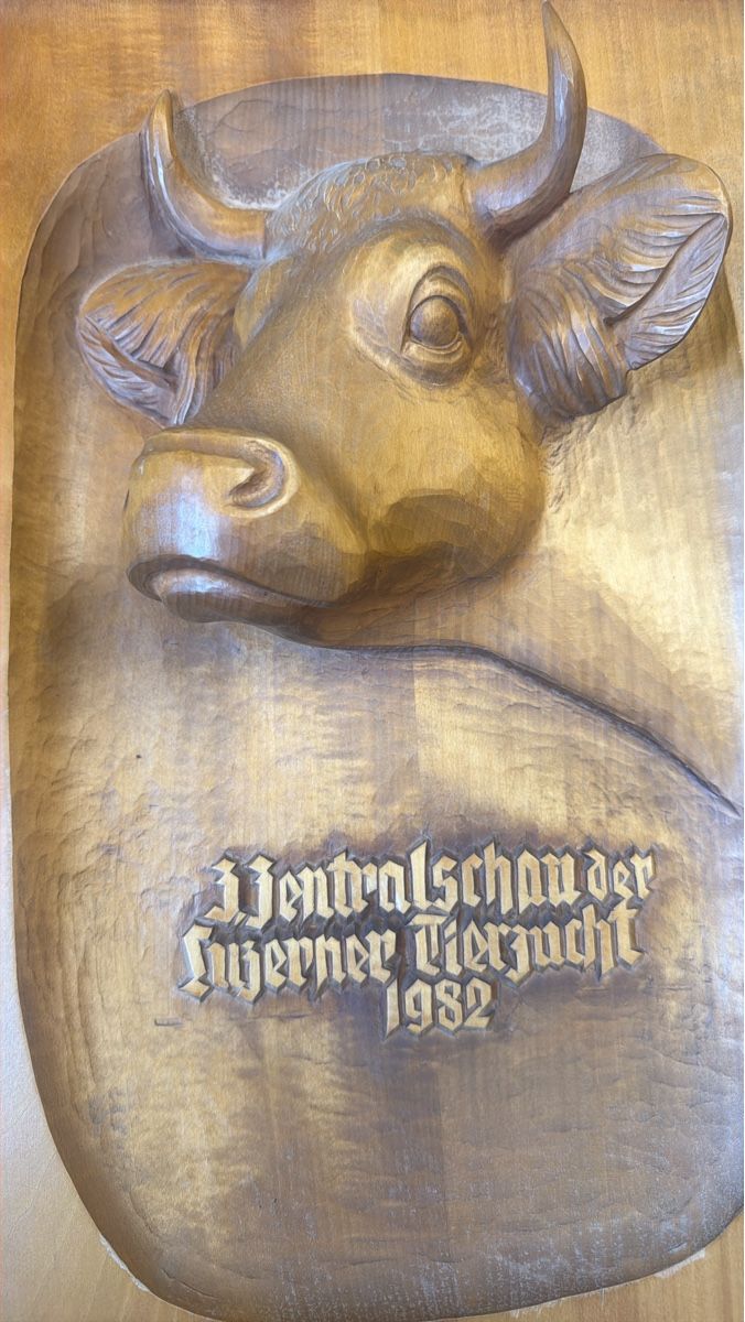 Skulpturen & Statuen: Holzschnitzerei Kopf mit Schriftzug 1982  – Gebraucht aus Zell LU von moh_n78n