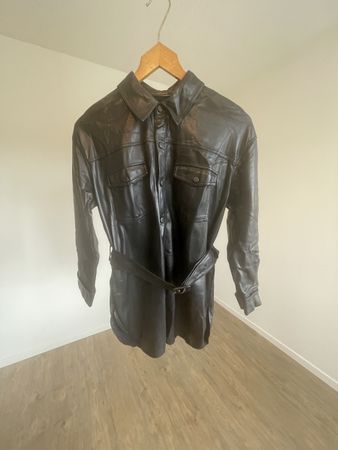 Synthetische Überbluse Größe S von Zara.