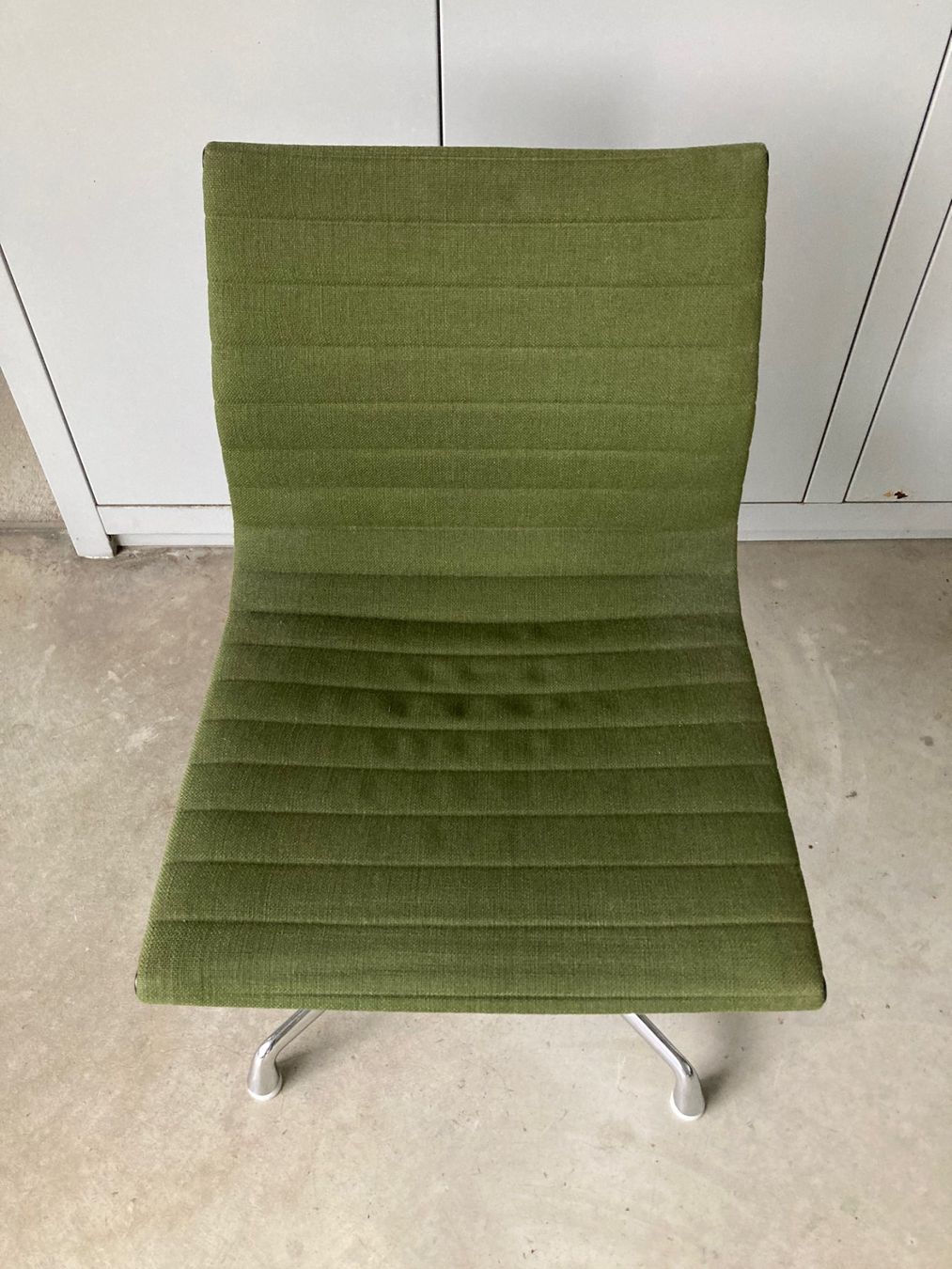 Vitra Stühle: Aluminium Chair EA 105, Eames – Gebraucht aus Uster von frrol 1