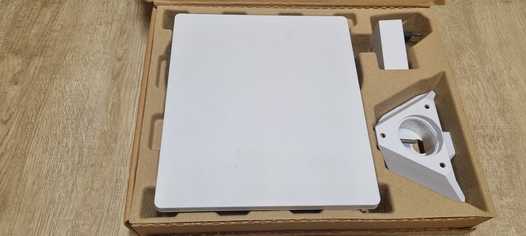 Modem & Router: Starlink Mini mit InnenmontageKit und 12 Volt Adapter – Usato da Stäfa venduto da sandro1013