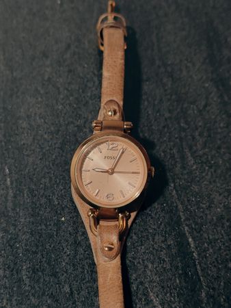 Elegante Fossil Leder-Damenuhr: Ein zeitloser Klassiker