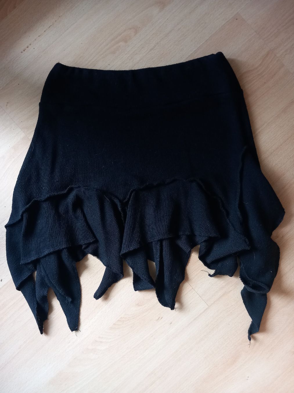 Gonne: Jupe noire asymétrique en maille – Usato da Faoug venduto da per_kp6r