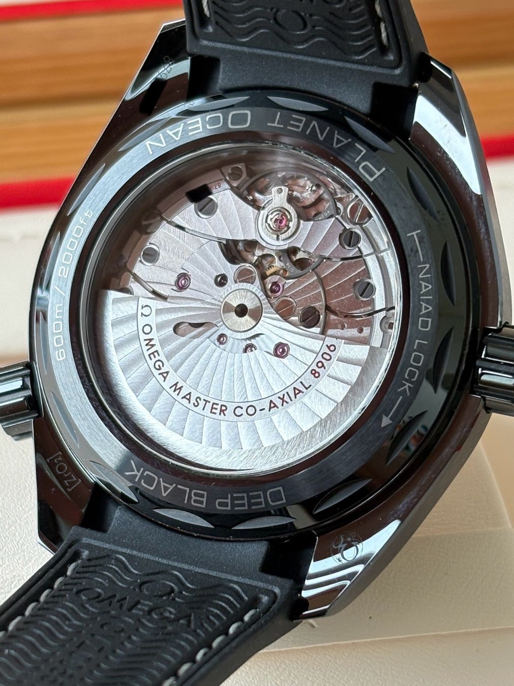 Omega Montres: OMEGA Seamaster Planet Ocean GMT Deep Black Fullset – D'occasion à Birsfelden par Mynos 1
