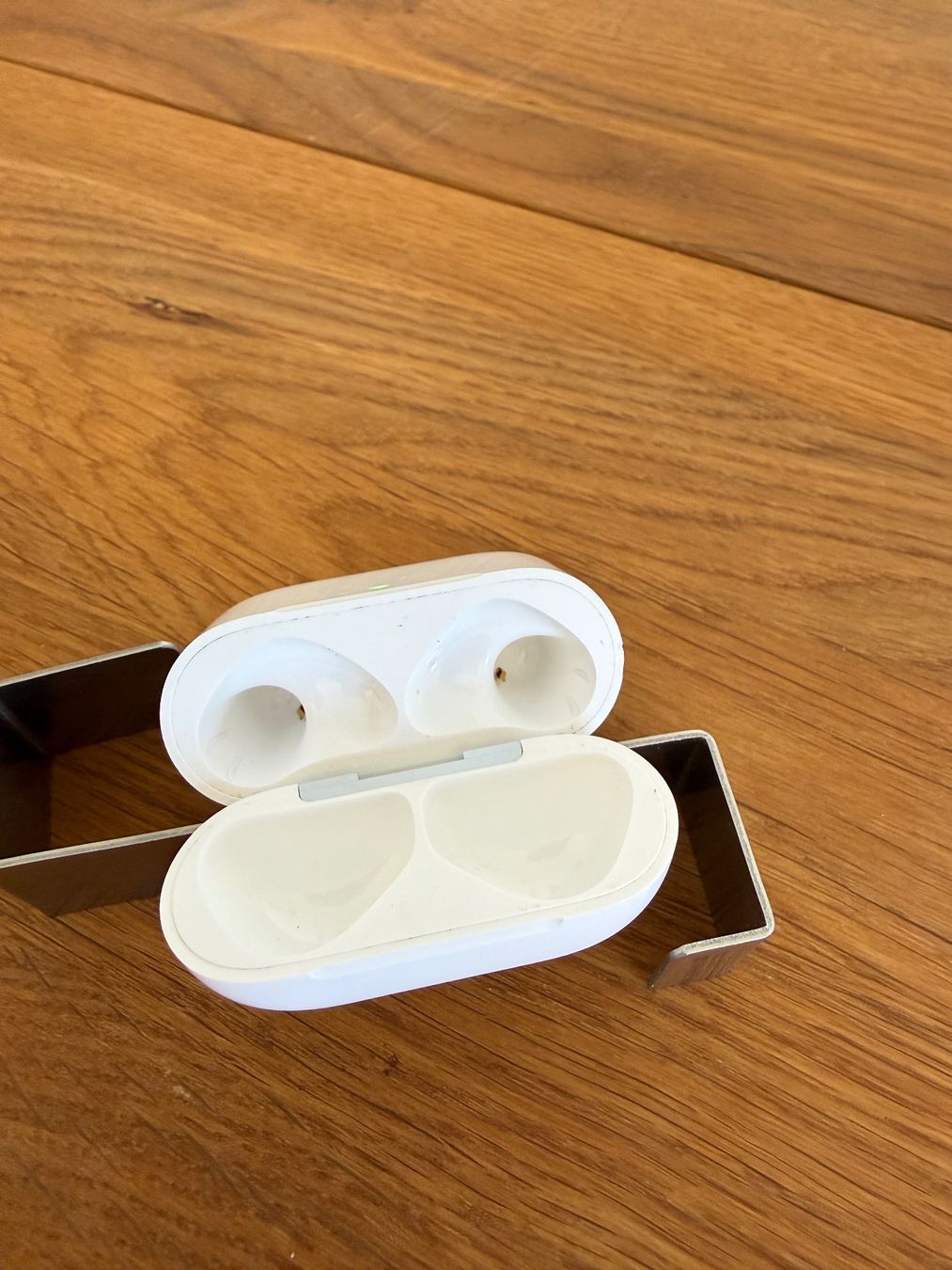 Apple Cuffie: APPLE AirPods 4 Charging Case ANC – Usato da Lausanne venduto da Nine1982 2