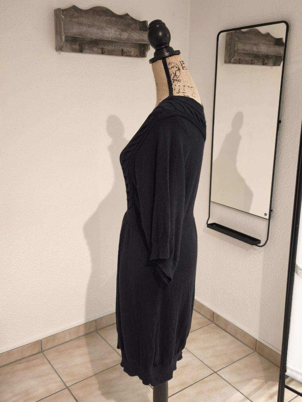 Vestiti: Schwarzes Strickkleid, V-Ausschnitt, Gr. S – Nuovo (secondo la descrizione) da Emmetten venduto da SecondhandSiska 1
