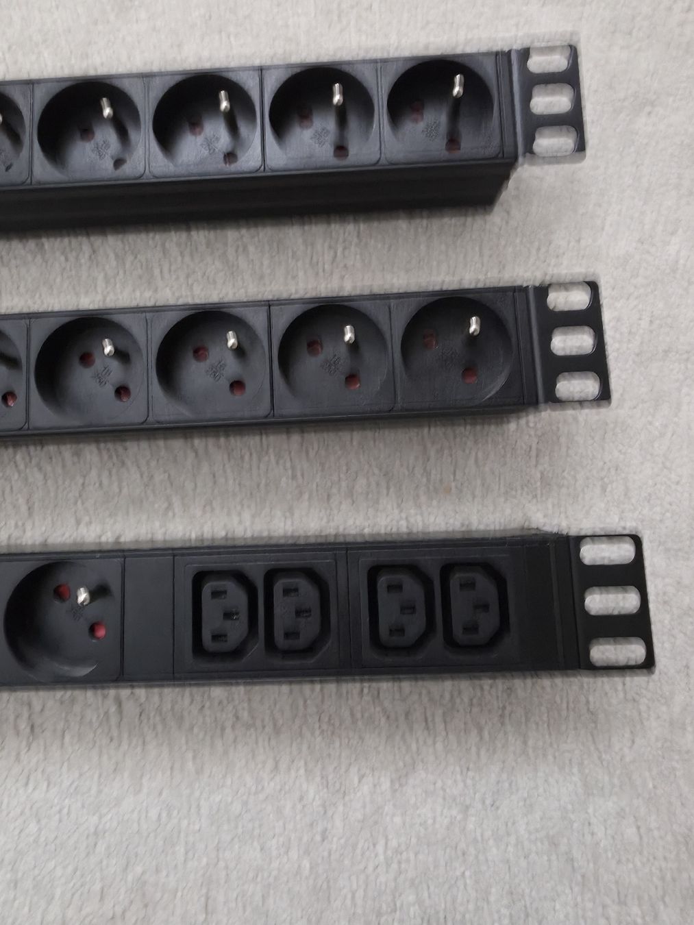 Spine: 3 Multiprises pour Rack 19" avec protection surtension – Usato da Embrach venduto da niz_8sff 6