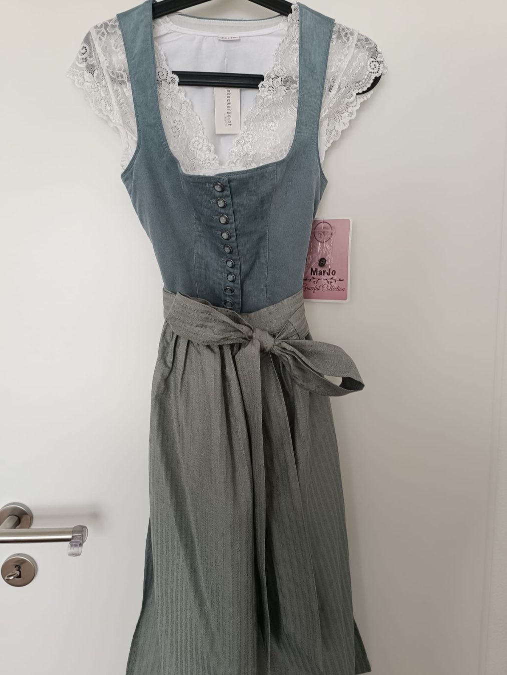 Costumi: Dirndl MarJo inkl. Bluse – Nuovo e nell'imballaggio originale da Niederrohrdorf venduto da kahaas