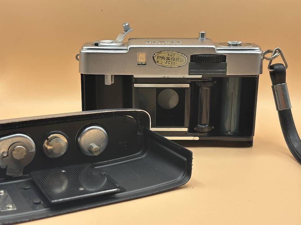 Olympus Fotocamera: Olympus PEN EE Halbformatkamera – Usato da Merenschwand venduto da Sbj 4