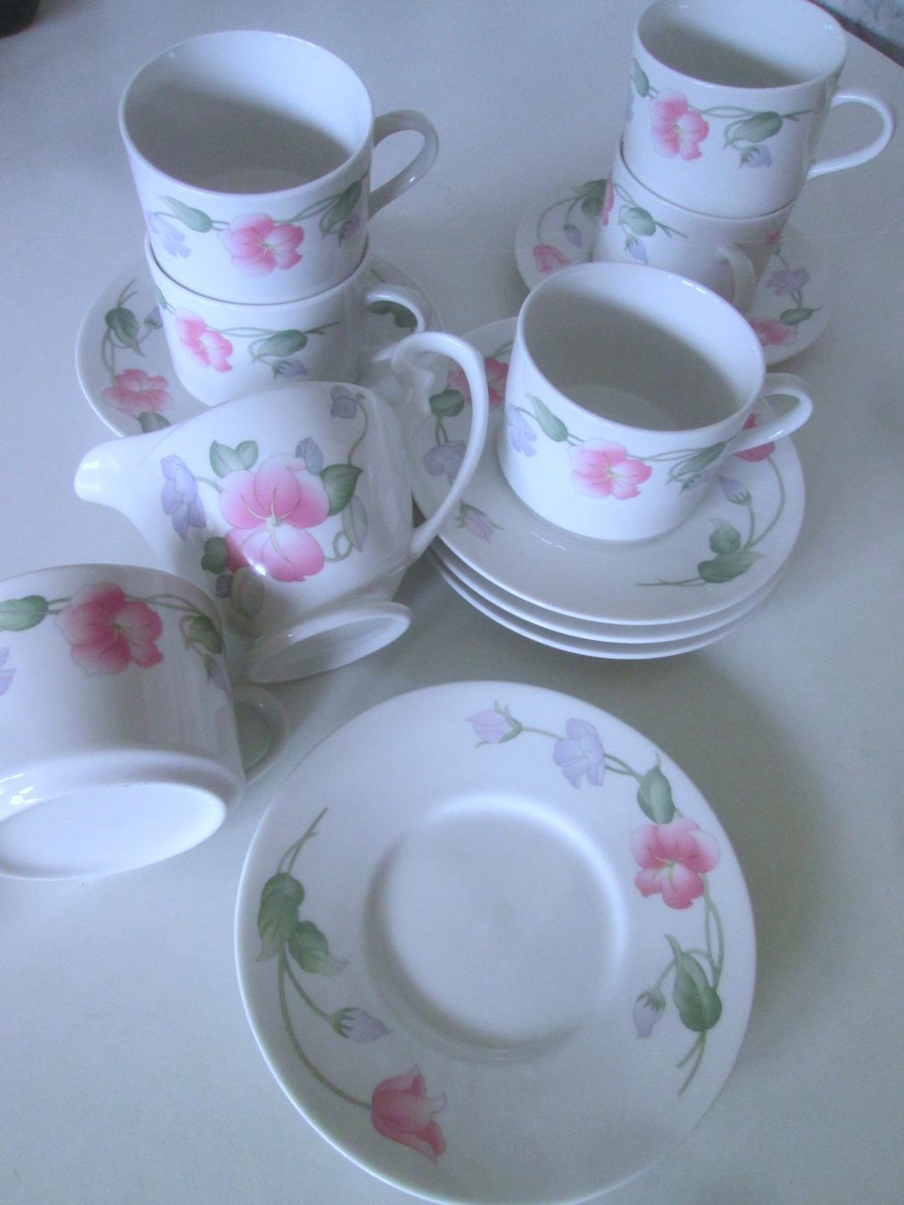 Tazze: 6 Tee- oder Kaffeetassen + Milchkännchen – Usato da Sementina venduto da babucia 1