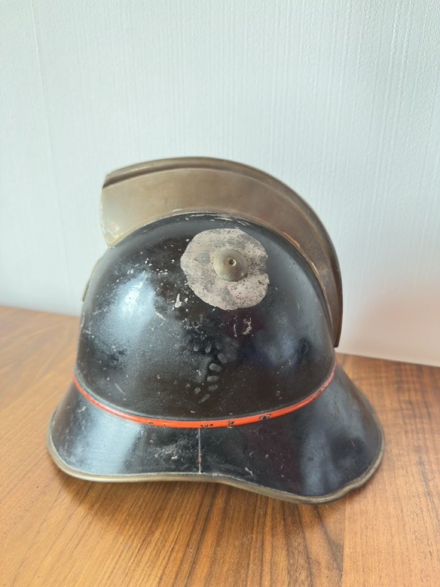 Uniformi: Feuerwehrhelm antik Schweiz alt Helm – Usato da Haegendorf venduto da Chruege 1