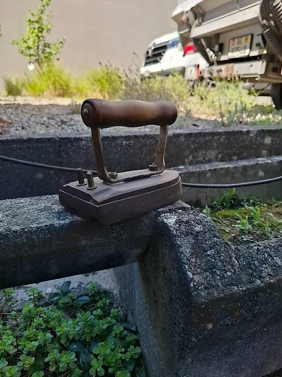 Bügeleisen: Erstes elektrisches Gletteisen – Gebraucht aus aarberg von juerg1957