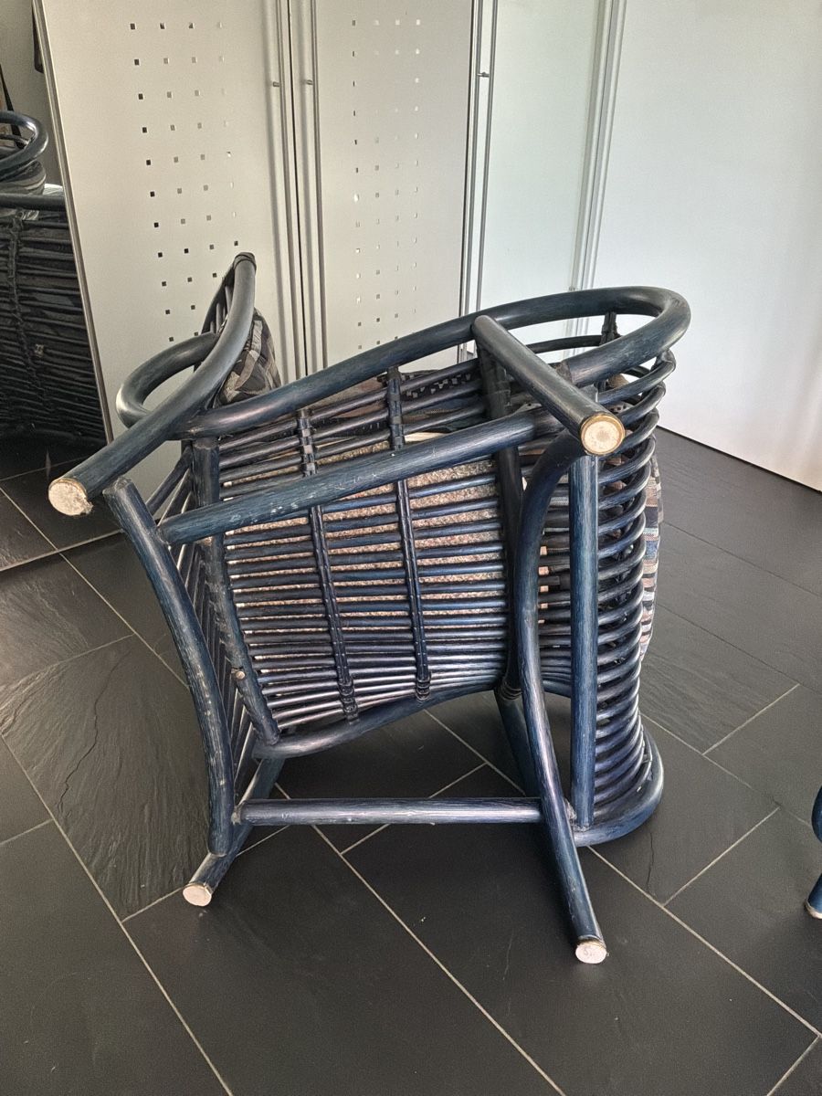 Poltrone: Set Sessel und Hocker aus blauem Rattan – Usato da Bremgarten AG venduto da Belana0 9
