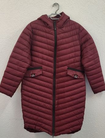 Lange dünne dunkelrote Daunenjacke