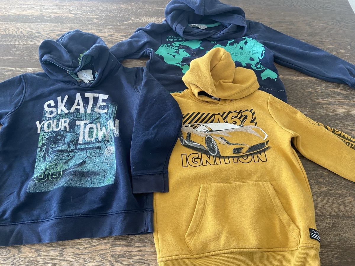 Maglioni & Felpe: 3 Kinder Kapuzenpullover Set verschiedene Farben gebraucht – Usato da Rudolfstetten venduto da CorINX