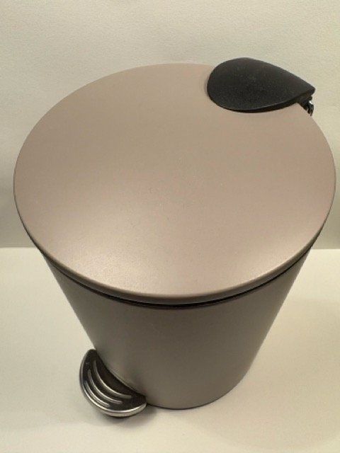 Blomus Cestini per rifiuti: Blomus Treteimer mit Deckel beige neuwertig – Usato da Basel venduto da dav_b5gb 1