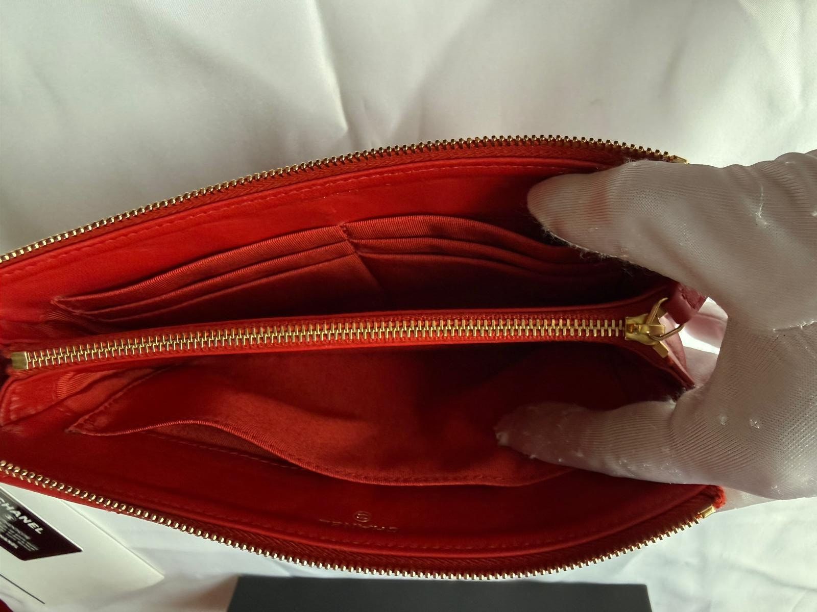 Chanel Taschen: Chanel Pochette aus rotem Kalbsleder – Neu (gemäss Beschreibung) aus Oberarth von SSS. 9