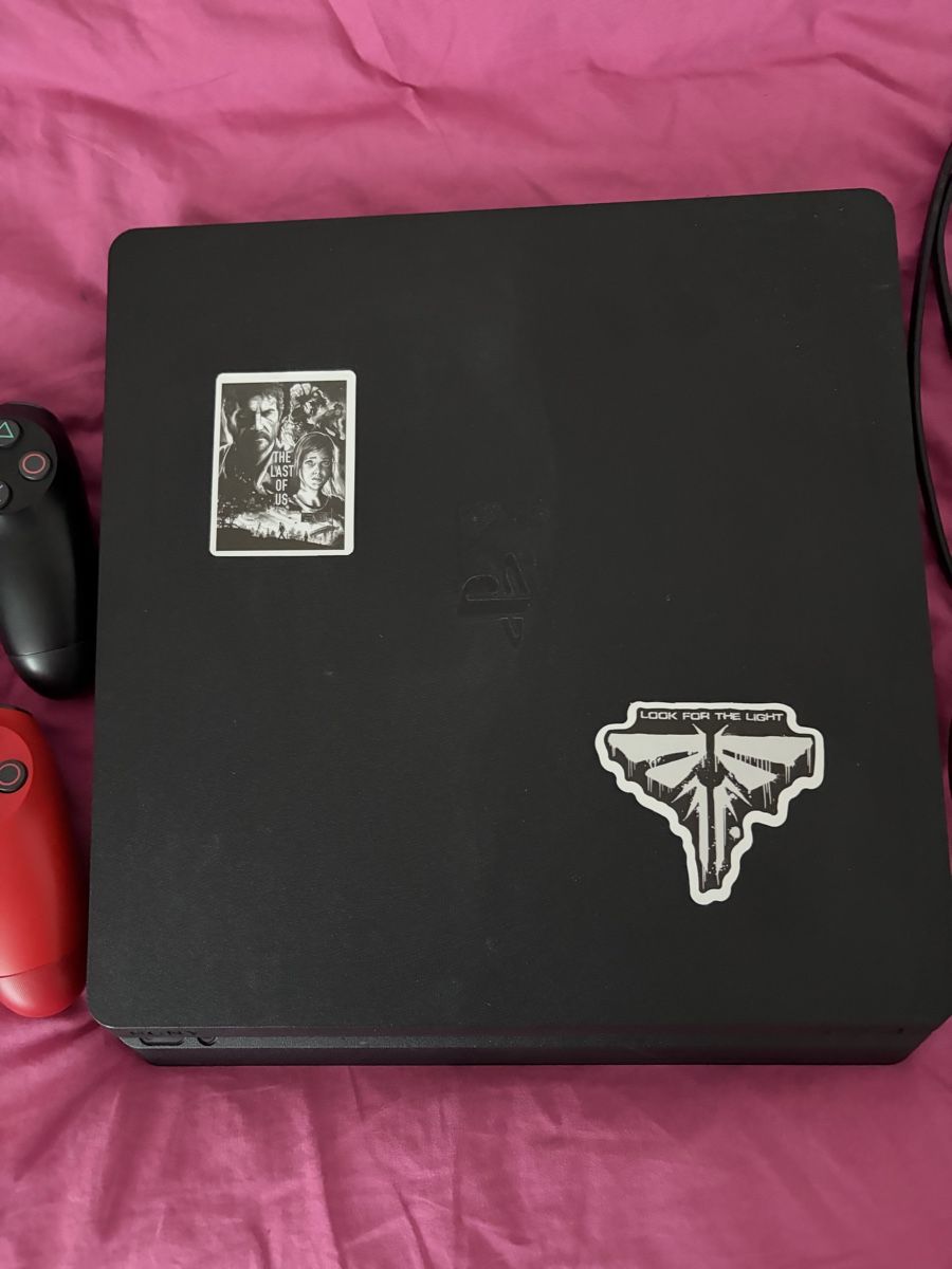 Sony Console: Sony Ps4 Slim 500GB inkl. zwei Controller – Usato da Laufen venduto da oceanwave. 2