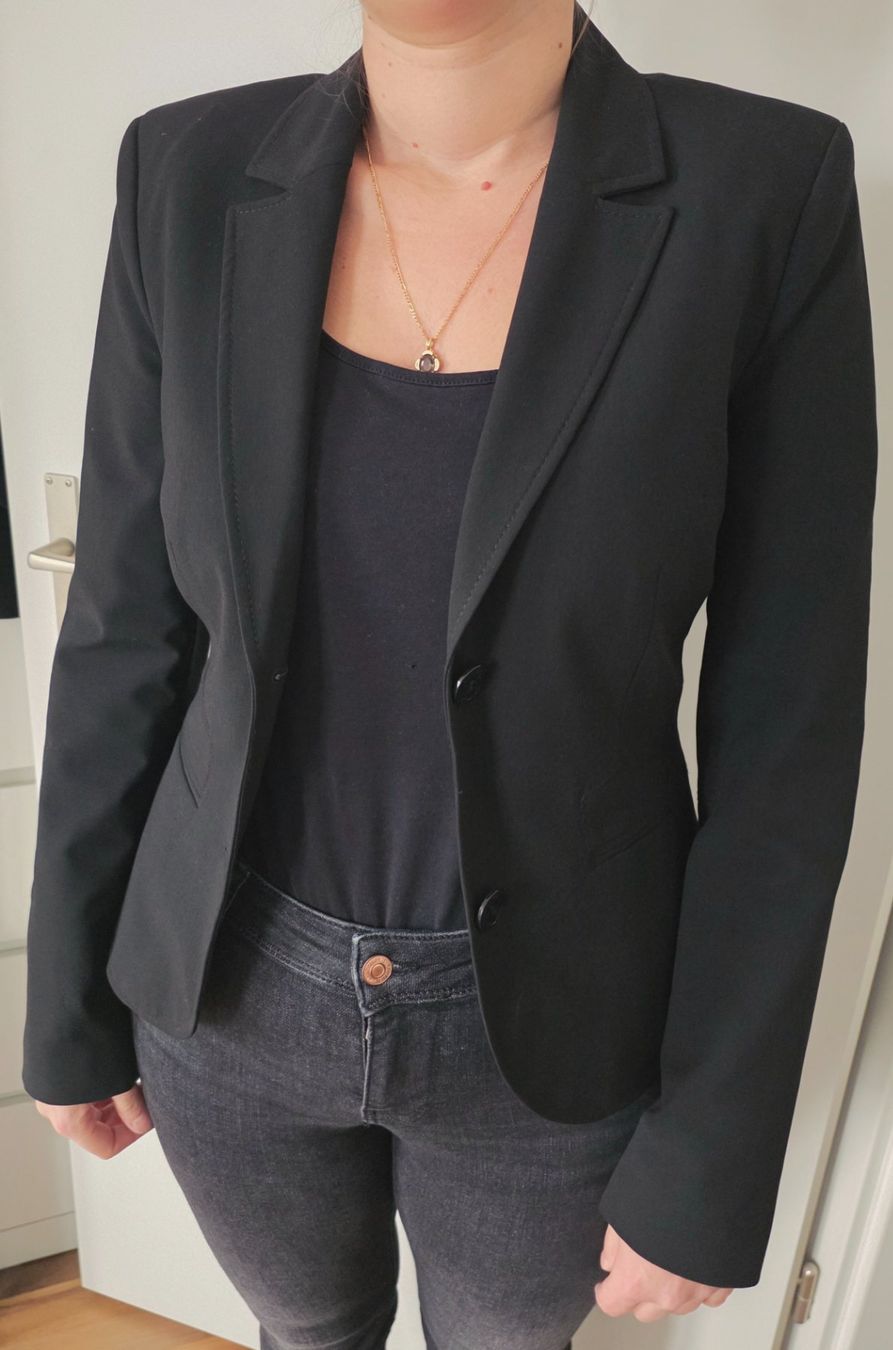 S.Oliver Anzüge & Kostüme: Schwarzer Blazer von S.Oliver, neuwertig, Grösse 36/S – Gebraucht aus Steffisburg von Blue_bj5g 3