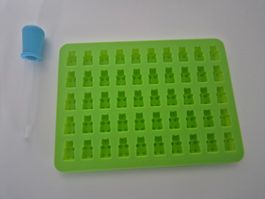 Gummibärli Silikon Form in grün mit blauer Pipette