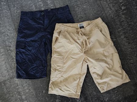  Shorts  bleu et beige taille 152 cm (2 pièces)