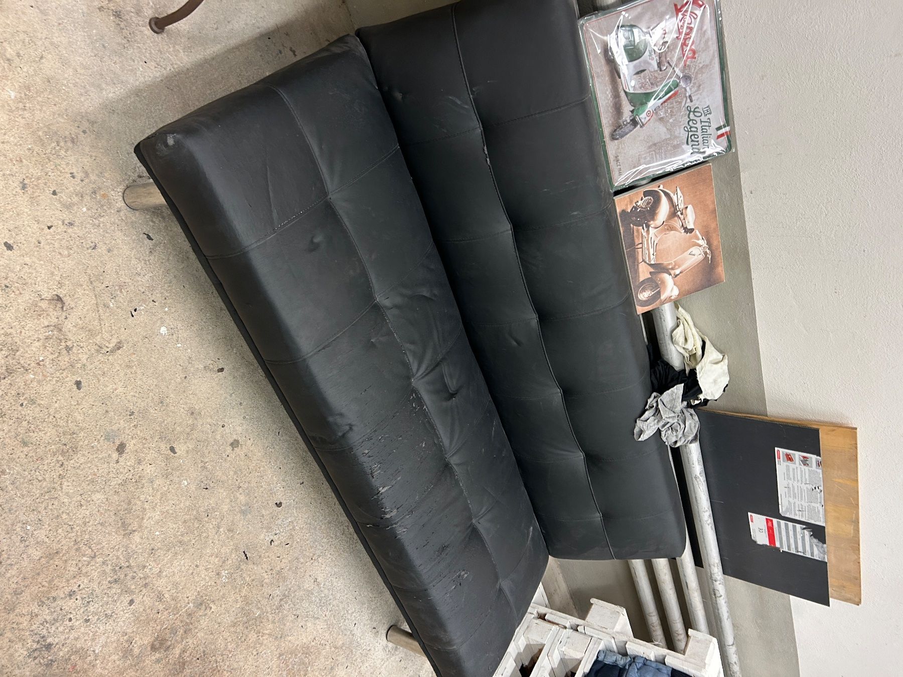Divani: Schwarzes Kunstleder Sofa - Gästebett Funktion – Usato da Winterthur venduto da Enzo76 2