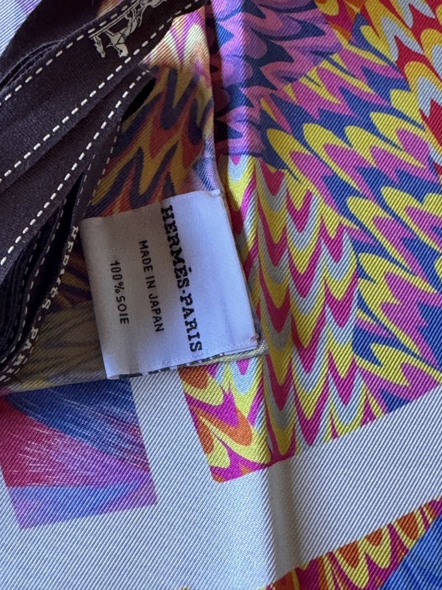 Hermès Foulard & Sciarpe: Hermès Marble 90 neuf, Robe du Soir  – Nuovo e nell'imballaggio originale da Genève venduto da Allisgood 4