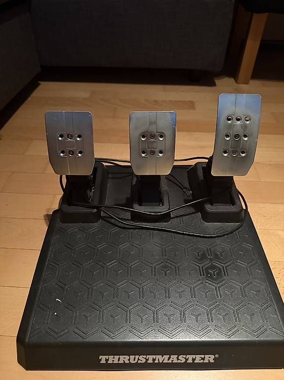 Controller: Playseat Challenge + Thrustmaster T3PA Pedale – Gebraucht aus bachenbülach von G4609 1