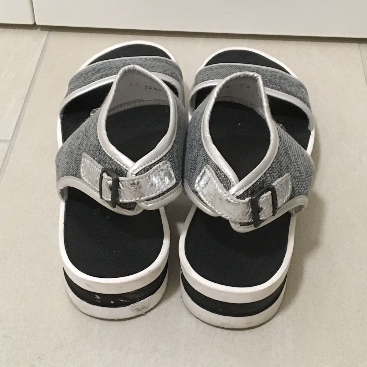 IKKS Damenschuhe: IKKS Sandalen Silber/Grau Gr. 39 – Gebraucht aus Pfäffikon SZ von Candy.Co. 1