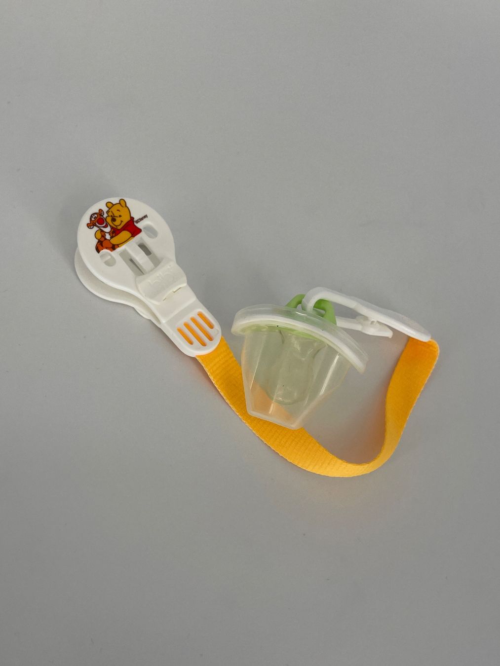 Succhiotti & catenelle porta ciuccio: Winnie Pooh Nuggihalter mit Schnuller bibi – Nuovo (secondo la descrizione) da Auenstein venduto da moin. 1