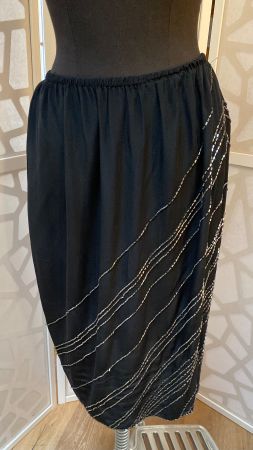 Great vintage silk black skirt with beaded motifs. 40