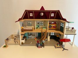 Schleich Haus mit Pferd, Einrichtung, Reiterin, Familie.