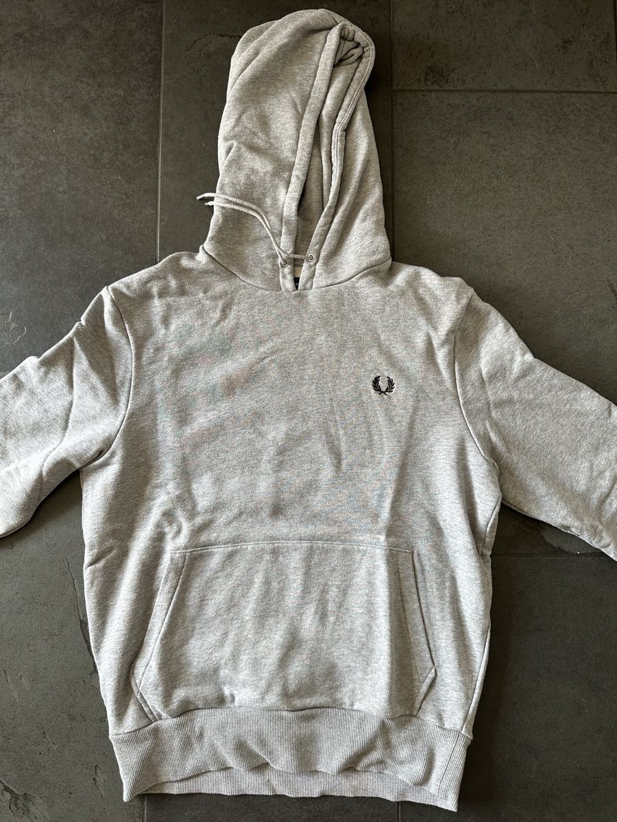 Fred Perry Pullover & Sweatshirts: Kapuzenpullover Fred Perry grau Grösse M guter Zustand – Gebraucht aus Illnau von han_6ymf 3