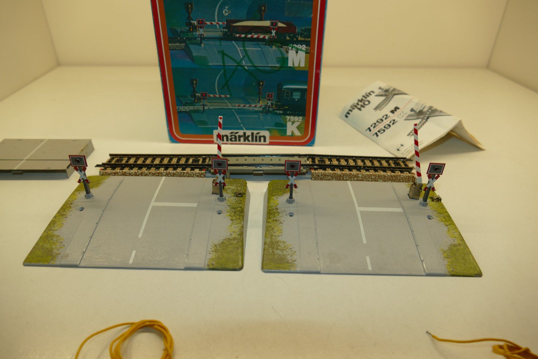 Märklin Modellini di ferrovie: Märklin H0: M-Bahnübergang mit Halbschranke – Usato da Niederhasli venduto da rail-duerst 2
