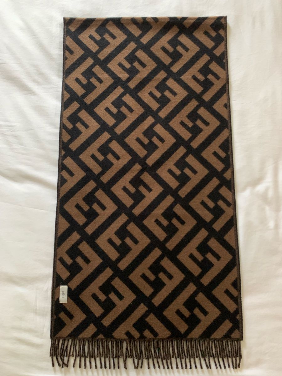 Fendi Foulard & Sciarpe: Écharpe Fendi neuve – Nuovo e nell'imballaggio originale da Gland venduto da TallyEva 1