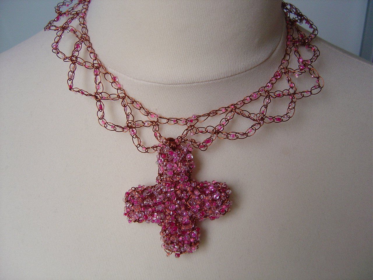 Catenine: Wunderschöner Schmuck - Beadwork "Kreuz mit feiner Kette" – Nuovo (secondo la descrizione) da Füllinsdorf venduto da Bantrybay