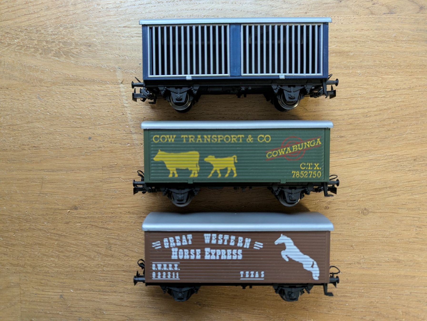 Märklin Modellini di ferrovie: Wagons à bestiaux et hangars à construire. – Usato da montcherand venduto da Niollu 2