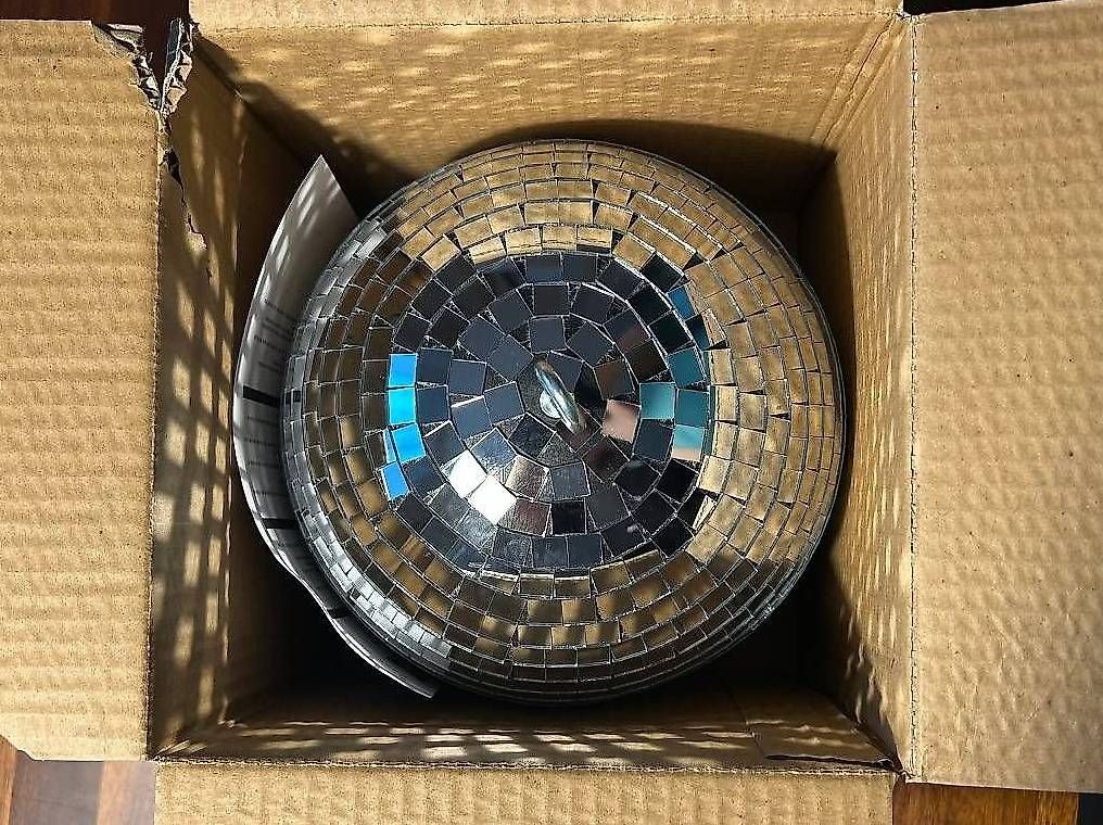 Toutes les décorations: Boule à facettes 20 cm NEUVE – D'occasion à Gland par Lana1530