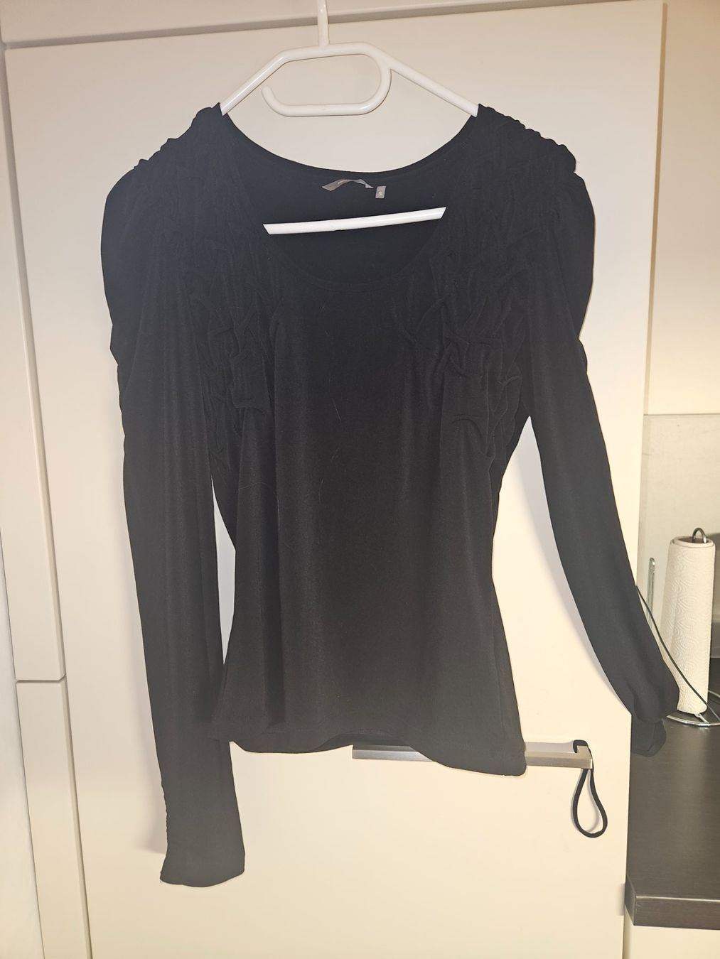 Maglioni & Felpe: Sandwhich Langarm Shirt Schwarz Gr. S Plusterschultern – Usato da Luzern venduto da Staenker