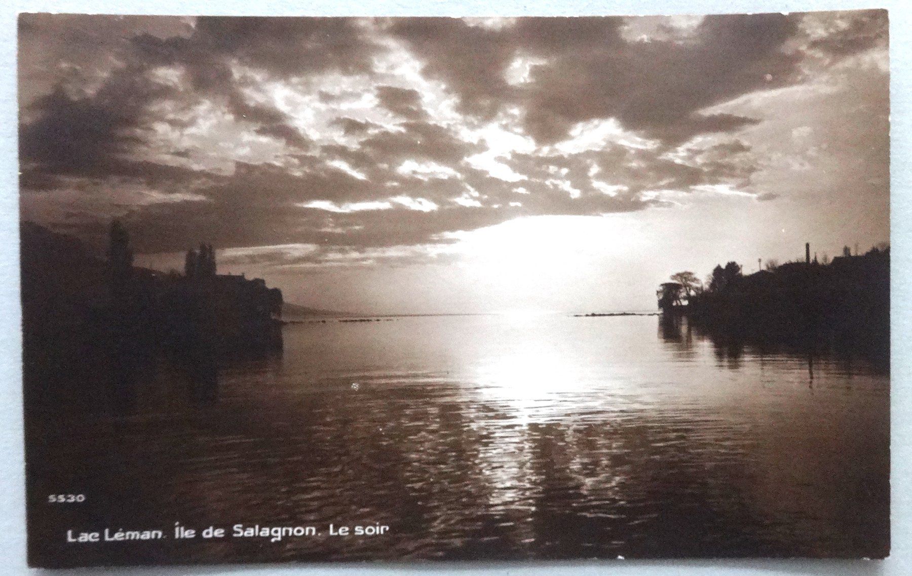 Ansichtskarten: Lac Léman - Ile de Salagnon, le soir – Gebraucht aus Fétigny von Billy2miny