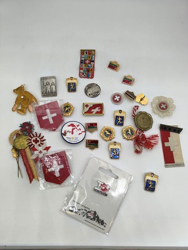 Plaketten & Abzeichen: Lot Pins 32 Stück – Gebraucht aus Rüti ZH von Restwert_Rueti_ZH 4