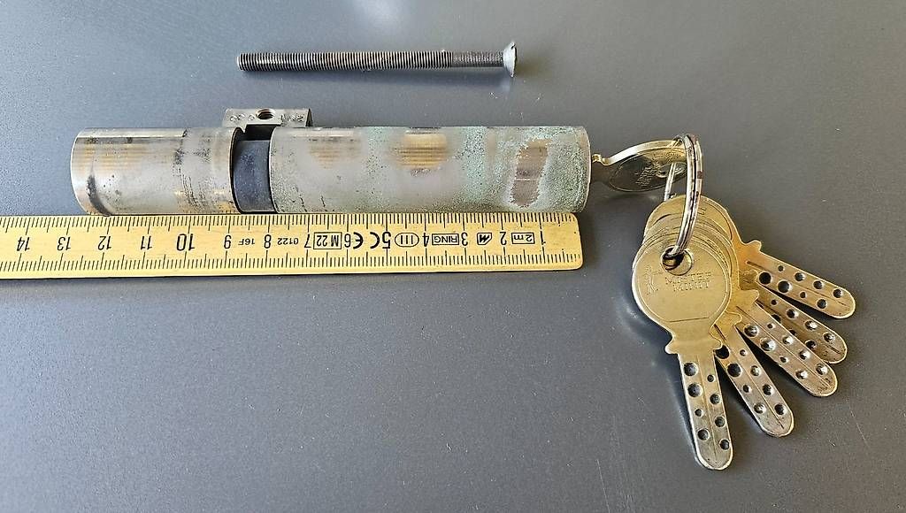 Kaba Cilindri per serratura: Kaba Doppelzylinder mit 6 Schlüsseln – Usato da Henau venduto da Telesto
