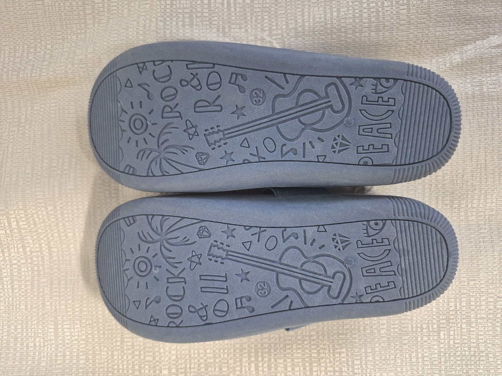 Scarpe per ragazzi: Chaussons bleues garçon taille 32  – Nuovo e nell'imballaggio originale da Villars-sur-Glâne venduto da snacks01 1